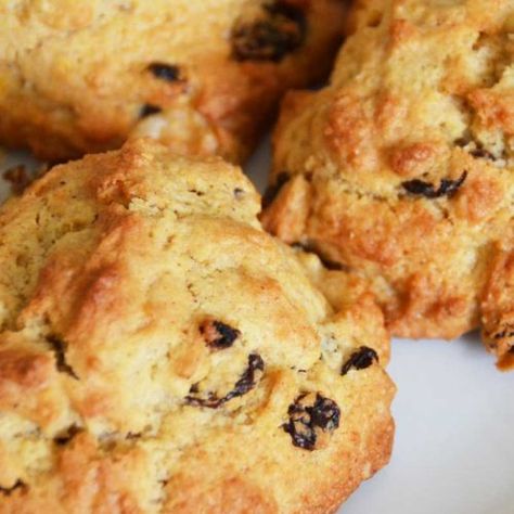 Rock Cakes Recipe How To Make, Small Cake Recipes Easy, Coconut Rock Cakes Recipe, Rock Buns Recipe Easy, Rock Buns Recipe, Caribbean Snacks, Fruit Buns, Coconut Drops Recipe, Rock Cakes Recipe