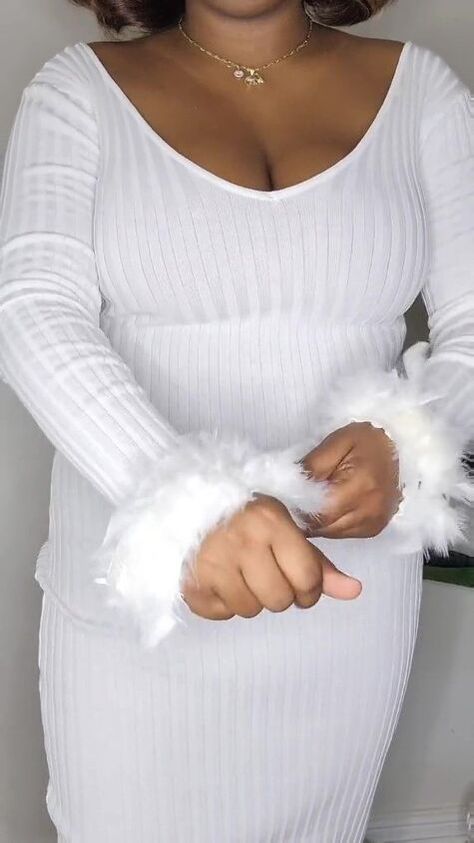 Feather cuffs look so pretty and really add a dramatic touch to an outfit. Here are some DIY feather cuffs you can add to ANY outfit. Cuffs Diy, Feather Cuffs, Diy Feather, Plain Dress, Ostrich Feathers, Glue Crafts, So Pretty, How To Look Pretty, Feathers