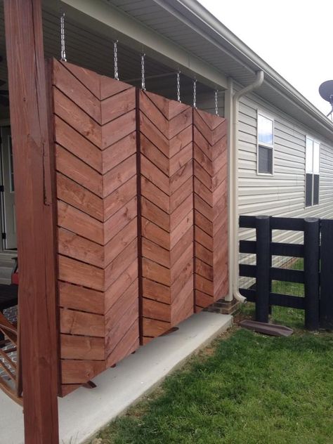 DIY-Chevron Privacy Screen Apartment Halloween, Diy Privacy Fence, Diy Balcony, Privacy Fence Designs, Patio Privacy, Cheap Backyard, Backyard Privacy, Privacy Walls, Privacy Fences