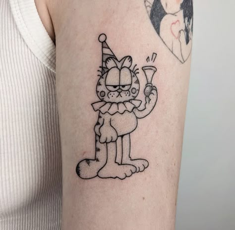 Tom And Jerry Flash Tattoo, Lil Guy Tattoos, Simple Garfield Tattoo, Clown Head Tattoo, Tattoo Ideas Pop Culture, Muppets Tattoo Simple, Rubberhose Tattoo, Rubber Hose Tattoo, Old Cartoon Tattoos