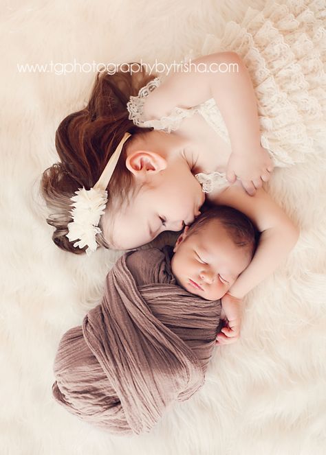 I love posing siblings with newborns!  www.tgphotographybytrisha.com Tulsa Area Newborn Photographer Sibling Poses, Siblings Photoshoot, Sibling Photography Newborn, Baby Brothers, Photo Bb, Newborn Sibling, Sibling Pictures, Baby Fotografie, Sibling Photos