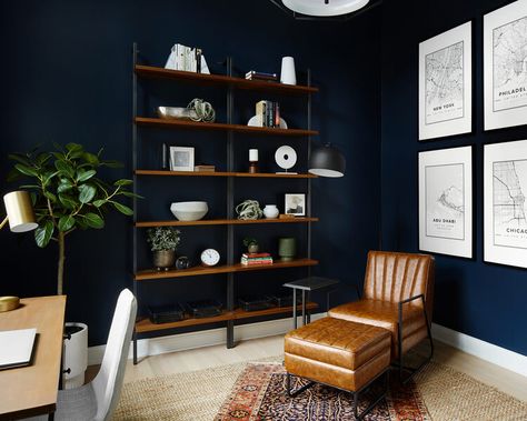 Navy Home Office, Studio In Casa, Blue Home Offices, Moody Office, Dark Blue Walls, Blue Office, Office Room Decor, Home Office Setup, Home Office Space