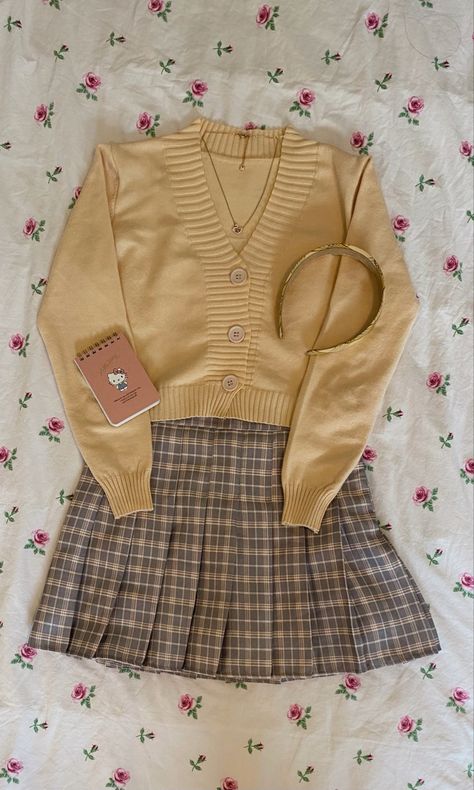 Yellow Academia Outfit, Yellow Skirt Aesthetic, Yellow Coquette Outfit, Yellow Y2k Outfit, Aesthetic Clothes Grunge, Ootd Idea, Academia Aesthetic Outfit, Skirt Aesthetic, Academia Outfits