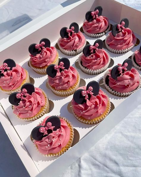 Cupcake Wars Theme Ideas, Disney Inspired Cupcakes, Disney Birthday Cupcakes, Disney Theme Desserts, Cupcake Inspo Aesthetic, Disneyland Cupcakes, Disney Cupcakes Ideas, Cupcake Theme Ideas, Themed Cupcakes Ideas