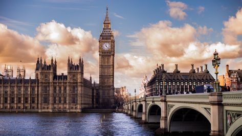 London. The capital of the United Kingdom has a long, rich history that stretches back to the ancient Romans. London Blitz, Aesthetic Header, Great Fire Of London, Cheap Places To Travel, Travel Guide London, New York Vintage, The Great Fire, Beautiful London, London Aesthetic