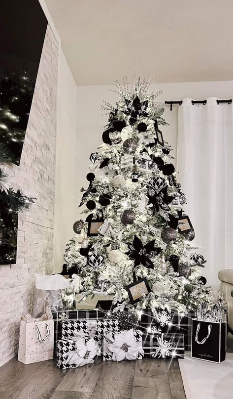 Simple Chic Christmas Tree, Black And Silver Flocked Christmas Tree, Black Ornaments On Christmas Tree, White Flocked Tree Decorated, Green Christmas Tree With Black And White Decor, Christmas Tree Ideas White And Black, Black Christmas Tree White Decorations, Christmas Black And White Decor, Dalmatian Christmas Tree