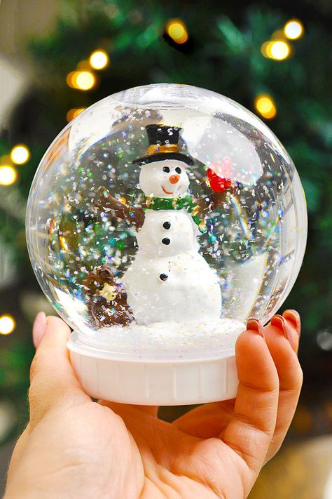 Easy Snow Globes, Make A Snow Globe, Snow Globe For Kids, Kids Crafts Ornaments, Glass Bead Crafts Diy, Homemade Snow Globes, Ornaments Diy Kids, Globe Diy, Snow Globe Crafts