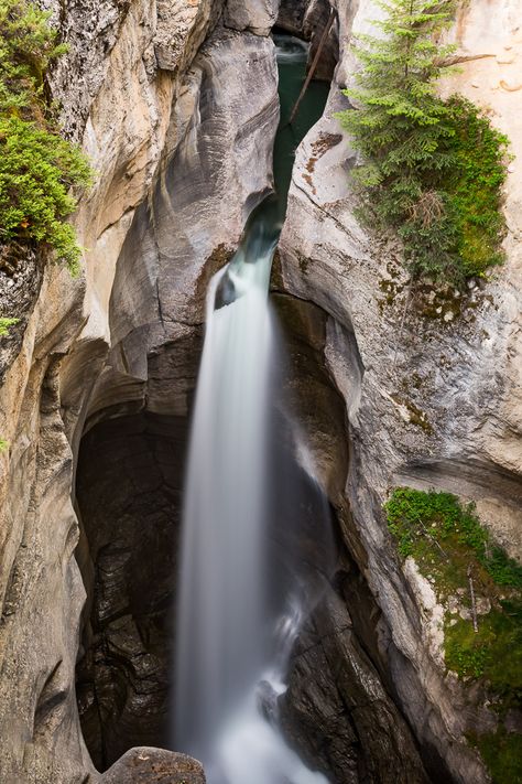 Maligne Canyon Loop Trail | Get Inspired Everyday!    #jaspernationalpark #nationalparks #hiking Maligne Canyon Jasper, Maligne Canyon, Maligne Lake, Airstream Trailer, Jasper National Park, Adventure Photos, Hiking Destinations, Overseas Travel, Vacation Days