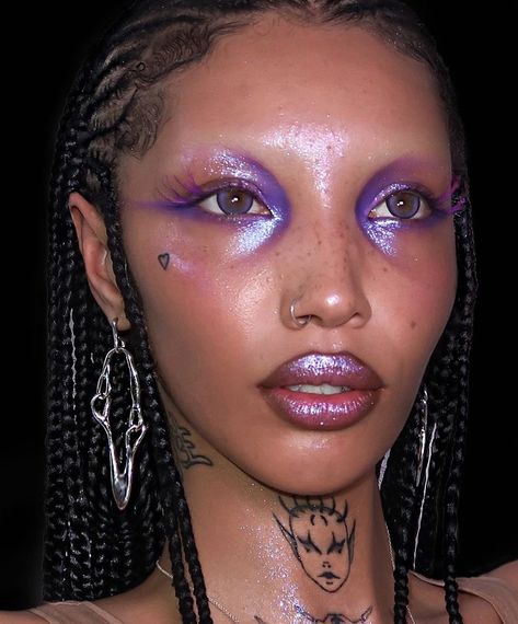 No Brows Makeup Editorial, Fun Grunge Makeup, Whimsical Makeup Black Women, Editorial Halloween Makeup, Lover Ts Makeup, Girl Cult Makeup, Smudged Makeup Look, Editorial Purple Makeup, Alien Rave Makeup