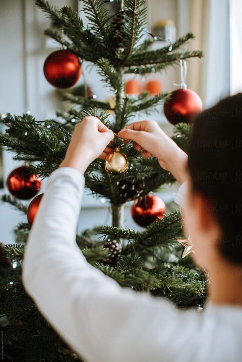 Christmas Tree Photoshoot, Christmas Tree Photography, Christmas Family Photoshoot, Christmas Tree Images, Christmas Tree Pictures, Christmas Shoot, Christmas Spices, Family Christmas Pictures, Diy Holiday Gifts