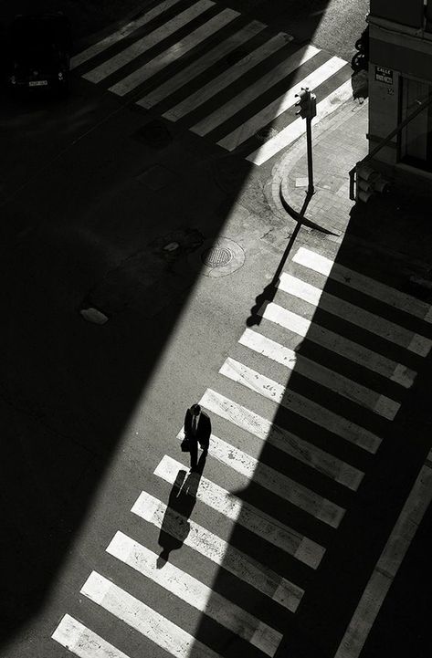 shadows Shadow Photography, Foto Art, Trik Fotografi, Cinematic Photography, Black And White Aesthetic, Black White Photos, Street Photo, Bw Photo, Urban Photography