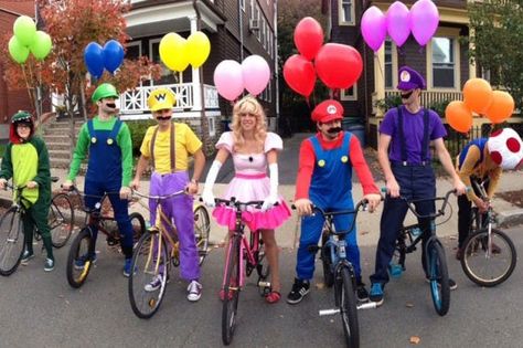 8 Co-ed Group Halloween Costumes Group Costumes, Video Game Halloween Costumes, Video Game Character Costumes, Mario Kart Costumes, Luigi Costume, Super Mario And Luigi, Diy Kostüm, Group Halloween Costumes, Game Costumes