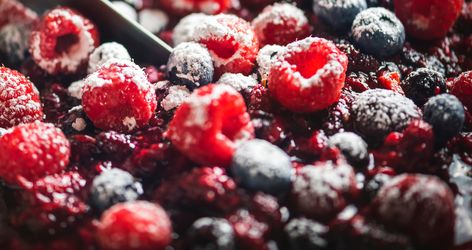 Macerated Berries Recipe: How to Make a Macerated Berry Trio Macerated Raspberries, Macerated Blueberries, Macerated Fruit, Macerated Berries, Fresh Berries Recipes, Berry Topping, Sugared Berries, Macerated Strawberries, Cheesecake Toppings