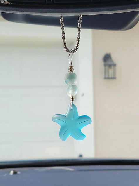 Enhance your car's aesthetic with this charming  GLASS starfish Rear View Mirror Car Charm.  It's a beautiful ornament that adds a touch of elegance to your vehicle. Crafted with care, this starfish charm sun catcher is a perfection addition to any car interior or beach-themed decor.  The starfish ornament adds an aquatic touch, making it an ideal choice for nature lovers and beach enthusiasts.  This hanging decor is not only visually appealing but also serves as a delightful sun catcher that re Beach Car Decor, Beachy Car Decor, Car Hanging Accessories, Rearview Mirror Decoration, Car Charms Rear View Mirror, Mirror Car Accessories, Beach Inspired Decor, Jeep Wrangler Accessories, Car Deco