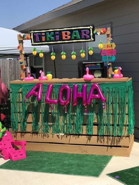 Luau Birthday Party Ideas, Tropisk Fest, Hawaii Birthday Party, Hawaii Themed Party, Christmas Party Crafts, Hawaiian Party Theme, Tropical Birthday Party, Luau Party Decorations, Aloha Party