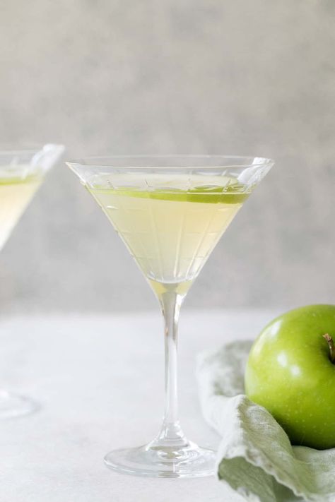 Apple Martini Recipe - Sugar and Charm Cocktails For Fall, Apple Cider Cocktails, Apple Martini Recipe, Caramel Apple Martini, Cider Cocktail Recipes, Homemade Cider, Apple Cider Punch, Apple Vodka, Best Apple Cider