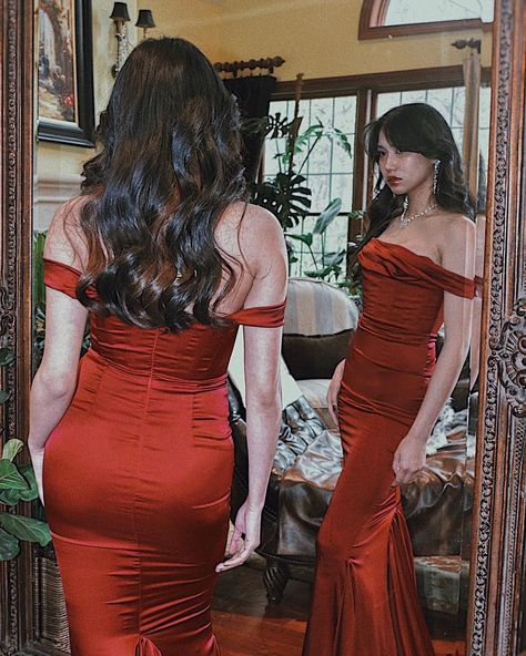 Prom Dresses Bodycon, White Beach Wedding Dresses, Burgundy Prom Dresses, Beach Wedding White, Burgundy Prom, Prom Poses, Preppy Dresses, Burgundy Prom Dress, Maroon Dress