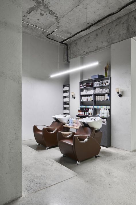 Salon Architecture Design, Industrial Beauty Salon, Industrial Hair Salon, Industrial Salon Design, Retail Shop Design, Beauty Salon Decoration, Japanese Hair Salon, Nyc Hair Salon, Mall Kiosk