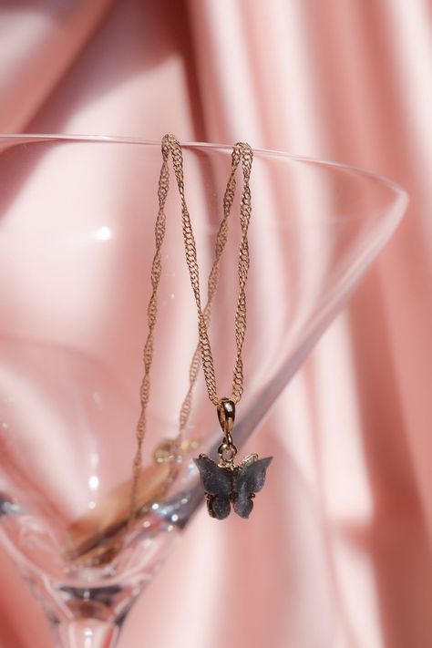 Gold Chain Photography, Necklaces Photoshoot, Necklace Photography Ideas, Midnight Butterfly, Jewellery Photography Inspiration, Dainty Gold Chain, Creative Jewelry Photography, Jewelry Photography Styling, Diamond Bar Necklace