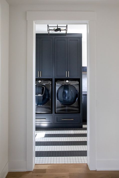 elevated washer and dryer platform Sleek Laundry Room, Elevated Washer And Dryer, Washer And Dryer Platform, Family Home Design, Leather Granite, Dream Laundry Room, Laundry Room Renovation, Home Bunch, Laundry Room Remodel