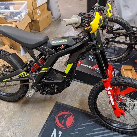 Another Sur-Ron ready to hit some tough trails looking good too. #88v #talariadragon #surron #surronlightbee #surronx #surronlbx #surronbike #surronlife #surronebike #surronofficial #surronoffroad #surronlightbeex #fox #bajadesigns #warp9 #talaria #talariamx4 #talariamx3 #talariar #talariaxxx #talariax3 #emoto #emotobros Sur Ron, Electric Bike Bicycles, Electric Dirt Bike, Electric Bikes, Puff And Pass, Dirt Bikes, Looking Good, Bike Shop, Bike Life