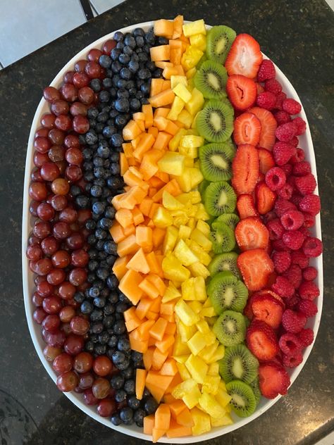 Fruit salad with rainbow like effect Fruits Salad Decoration, Healthy Fruit Salad Clean Eating, Fruit Bowls For Party, Mexican Fruit Platter, Fruit Salads For Parties, Fruit Party Ideas, Rainbow Fruit Tray, Fruit Board, Fruit Platter Designs