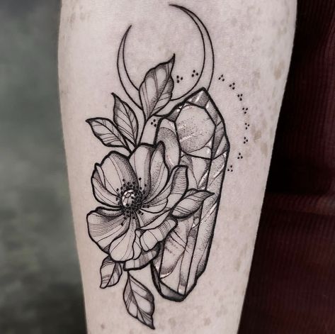 Witchy Daisy Tattoo, Crystal Forearm Tattoo, Crystals And Flowers Tattoo, Witchy Shoulder Tattoos For Women, Witchy Leg Tattoos Women, Crystal And Moon Tattoo, Flower And Crystal Tattoo, Witchy Tattoos Thigh, Floral Witchy Tattoos