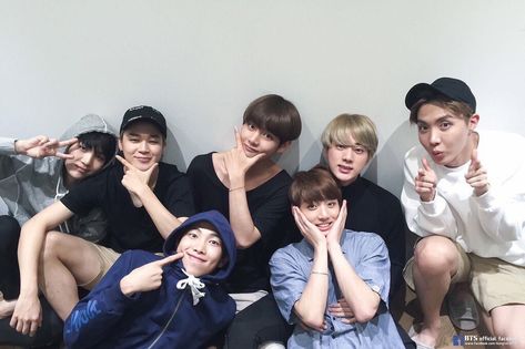 BTS Family photo Young Men, The Boys, Bts, Twitter