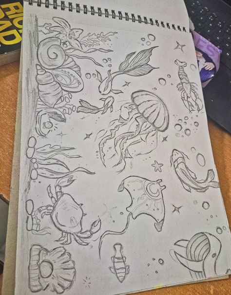 Ocean 🌊🪸🫧🪼 Marine Bio Drawing, Easy To Draw Ocean Animals, Ocean Scenery Drawing, Drawings In Notebooks, Drawing Inspiration Sketch, Simple Sea Drawing, Sketch Book Opening Page Ideas, Ocean Journal Ideas, Aquarium Drawing Ideas