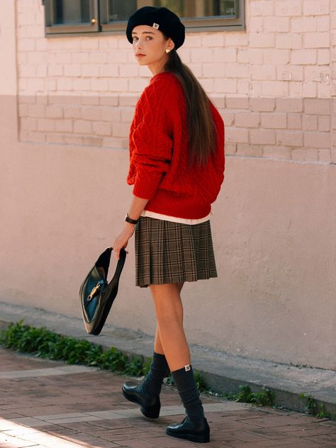 Checkered Skirt Outfit, Checked Skirt Outfit, Checkered Outfit, Checked Skirt, Basic Fashion, Check Skirt, Checkered Skirt, Winter Fit, Pretty Style