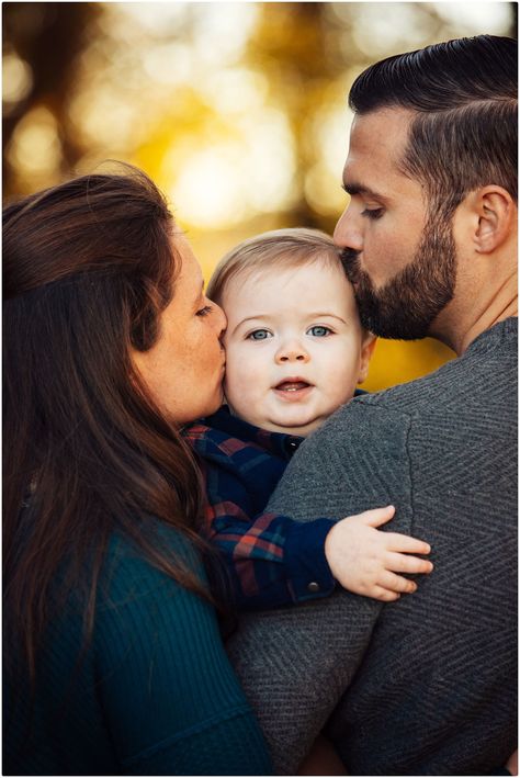 Family Of 3 Park Photoshoot, Christmas Family Photoshoot Ideas Outdoor Family, Family Christmas Photos Outdoor, Family Photoshoot Park, Family Park Photoshoot, Family Photoshoot With Toddler, Young Family Photoshoot, Park Family Photoshoot, Charm Photography