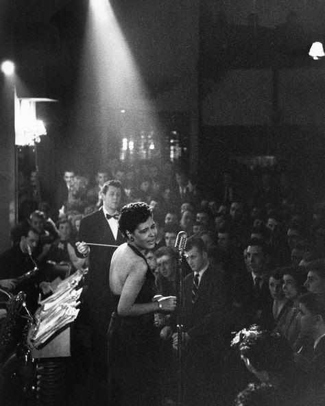 📷 Billie Holiday photographed by Roy DeCarava. 1952 Billy Holiday, Show Me A Hero, Lady Sings The Blues, Happy Birthday Woman, Delta Blues, Billie Holiday, Jazz Club, Jazz Musicians, Rhythm And Blues