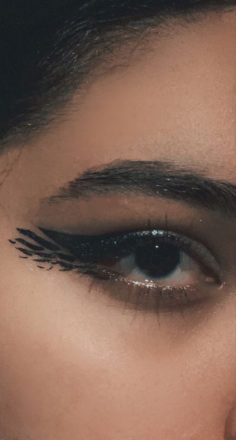 Bird Eye Makeup Feathers, Bird Wing Eyeliner, Feather Makeup Eye, Raven Bird Makeup, Crowley Inspired Makeup, Crow Costume Makeup, Crow Eye Makeup, Owl Inspired Makeup, Raven Eye Makeup