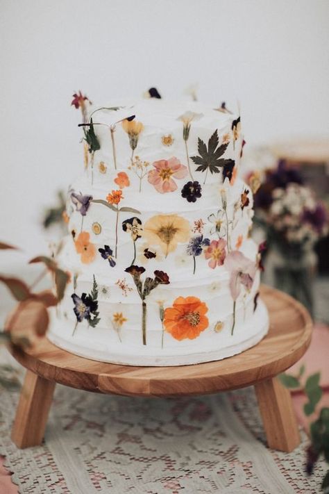 Torte Creative, Edible Flowers Cake, Cake With Flowers, Wedding Cake Tops, Wedding Cake Rustic, Cake Trends, Unique Wedding Cakes, Wedding Cakes With Flowers, Unique Cakes