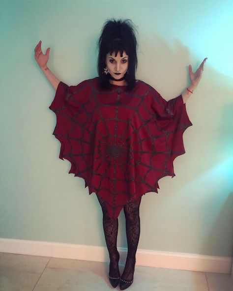 Lydia Deetz Costume Ideas, Lydia From Beetlejuice, Lydia Deetz Cartoon, Wallpaper Iphone Halloween, Beetlejuice Outfits, Lydia Deetz Costume, Lydia Deetz Cosplay, Beetlejuice Halloween Costume, Lydia Beetlejuice