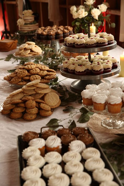 Christmas Dessert Bar Display Holiday Parties, Cookies For Dessert Table, Boho Sweets Table, Treat Table Wedding, Cookie Table Ideas, Simple Wedding Dessert Table, Cookie Station, Wedding Reception Dessert Table, Decorative Desserts