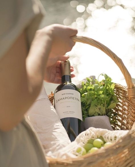 Photography In Nature, Wine Bottle Photography, Cork Box, Wine Picnic, Spring Wine, Wine Photography, Wine Brands, Picnic Time, Trik Fotografi