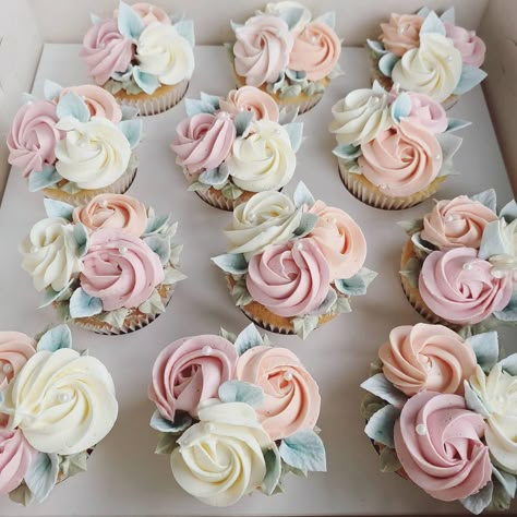 Womens Day Cupcakes, Floral Cupcake Bouquet, Mothers Day Brunch Decorations, Pink Baby Shower Cupcakes, Piped Cupcakes, Cake Feta, Birthday Cupcakes For Women, Frosting Decorating, Elegant Cupcakes