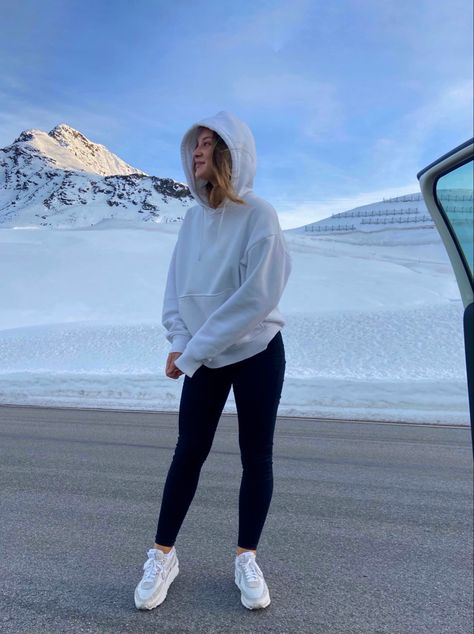 Mountain Road Trip Outfit, Cold Weather Road Trip Outfit, Comfy Travel Outfit Winter Road Trips, Comfy Travel Outfit Winter, Winter Road Trip Outfit, Road Trip Outfit Winter, Car Travel Outfit, Road Trip Aesthetic Outfit, Fall Road Trip Outfit