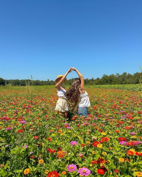 I 🫶🏼 you earth 🌎🌸💞🌳🦋🌞 #earthday #flowerfields #mountainviews #oceanlover #earthpics #colorfulnature Spring Poses, Stardew Valley Aesthetic, Valley Aesthetic, Insta Aesthetic, Spring Inspo, Tulip Fields, Nothing But Flowers, Aesthetic Spring, Spring Mood