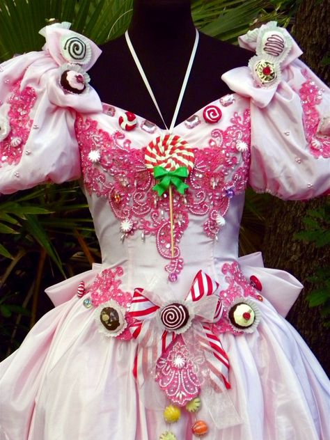 Close up of bodice, love the candy theme Candy Theme Costumes, Candy Themed Dress, Candy Clothes Aesthetic, Candy Queen, Candy Theme Dress, Candy Theme Outfit, Candy Inspired Costume, Candyland Costume, Candy Themed Boots