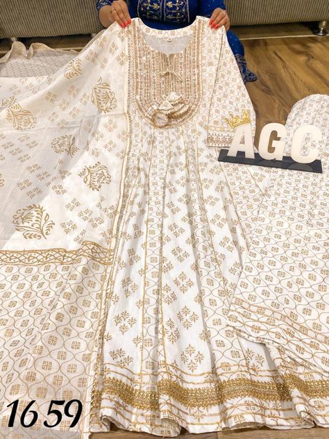 Kali Frock Design Pakistani, Kali Frock Design, Latest Outfits For Women, Cotton Anarkali Dress, Pakistani Casual Wear, Suit Neck Designs, Long Gown Design, Pakistani Fashion Casual