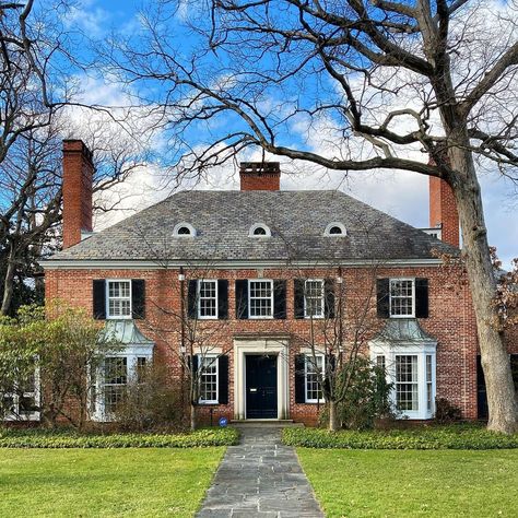 Brick Suburban House, Georgian Exterior, Fantasy Future, Georgian Colonial, Georgian Mansion, Native Gardens, Classical House, Suburban House, Outdoor Decorating