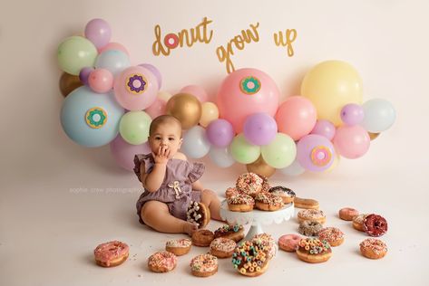 Half Donut Cake, Two Sweet Picture Ideas, Half Way To One Donut Photoshoot, Half Way To One Donut Theme, Half Birthday Donut Theme, Donuts Smash Cake, Donut First Birthday Photoshoot, Sweet One Photo Shoot, Donut Smash Cake