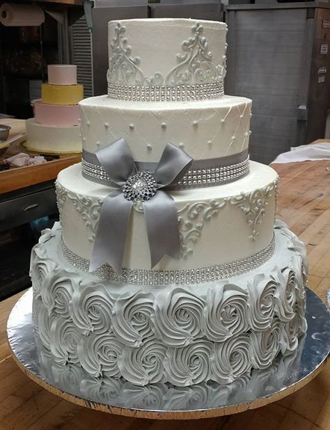 Wedding Cakes Silver And Blue, Silver And White Wedding Cake, Grey Wedding Dress Silver, Silver Wedding Cake Ideas, 25 Wedding Anniversary Cakes, Grey Wedding Cakes, Silver Cake Ideas, Grey And Silver Wedding, White And Silver Cake