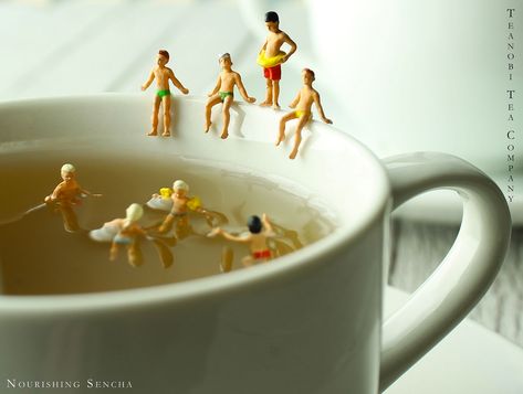 Macro Lens Photography, Macro Fotografie, Pool Play, Miniature Calendar, Miniature People, Photo Macro, Miniature Photography, Tiny World, Miniature Figures