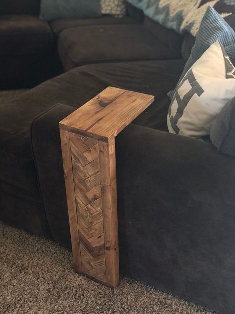 Pallet Sofa Table Diy Behind Couch, Over The Arm Couch Table Diy, Couch Tray Diy, Diy Wood Couch Table, Over The Arm Couch Table, Diy Couch Table Easy, Side Table Over Couch Arm, Sectional Slide Table Diy, Wooden Couch Arm Table