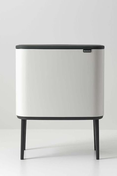 Best Stylish Trash Cans That Aren't Ugly Stylish Trash Can, Pretty Garbage Cans, Unique Trash Can, Boho Trash Can Kitchen, Modern Trash Can Kitchen, Modern Bathroom Trash Can, Recycle Trash Can Ideas, Bedroom Trash Can Ideas, Trashcan Aesthetic