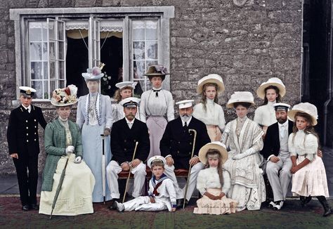 “The Russian Imperial family with their English relatives during the visit of the Romanovs in the Great Britain, 1909 (click to enlarge) ” Maria Romanov, Tatiana Romanov, Tatiana Nikolaevna, Alexei Romanov, Romanov Sisters, Royal Family Pictures, Grand Duchess Olga, Alexandra Feodorovna, Queen Alexandra