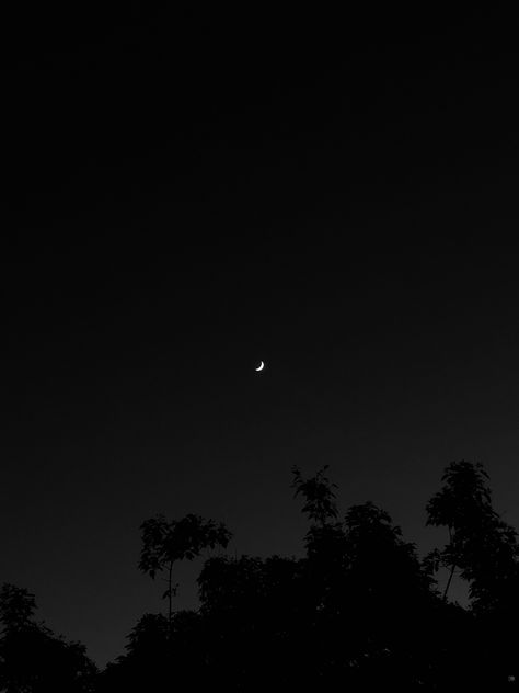 half moon, dark sky Nature, Moon In Dark Night, Moon Asethic Pictures Night, Black Night Sky Aesthetic, Night Sky Photography Real Life Moon, Aesthetic Sky Pictures Night, Half Moon Pics Aesthetic, Half Moon Instagram Story, Dark Sky Aesthetic Moon